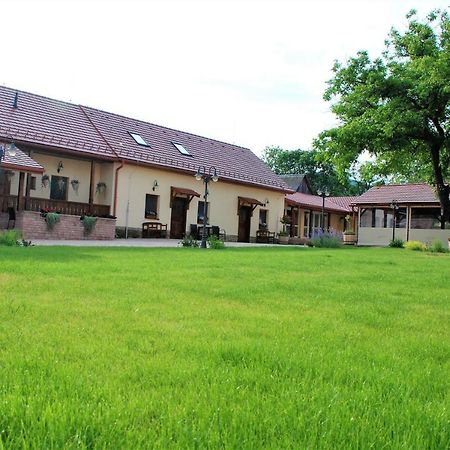 Ubytovanie Tri Ruze Krásnohorské Podhradie Extérieur photo