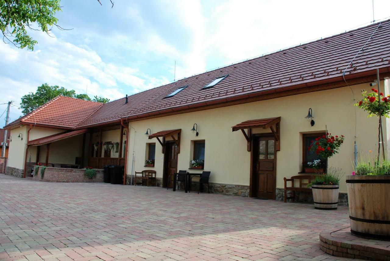 Ubytovanie Tri Ruze Krásnohorské Podhradie Extérieur photo