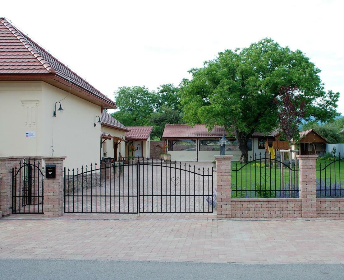 Ubytovanie Tri Ruze Krásnohorské Podhradie Extérieur photo