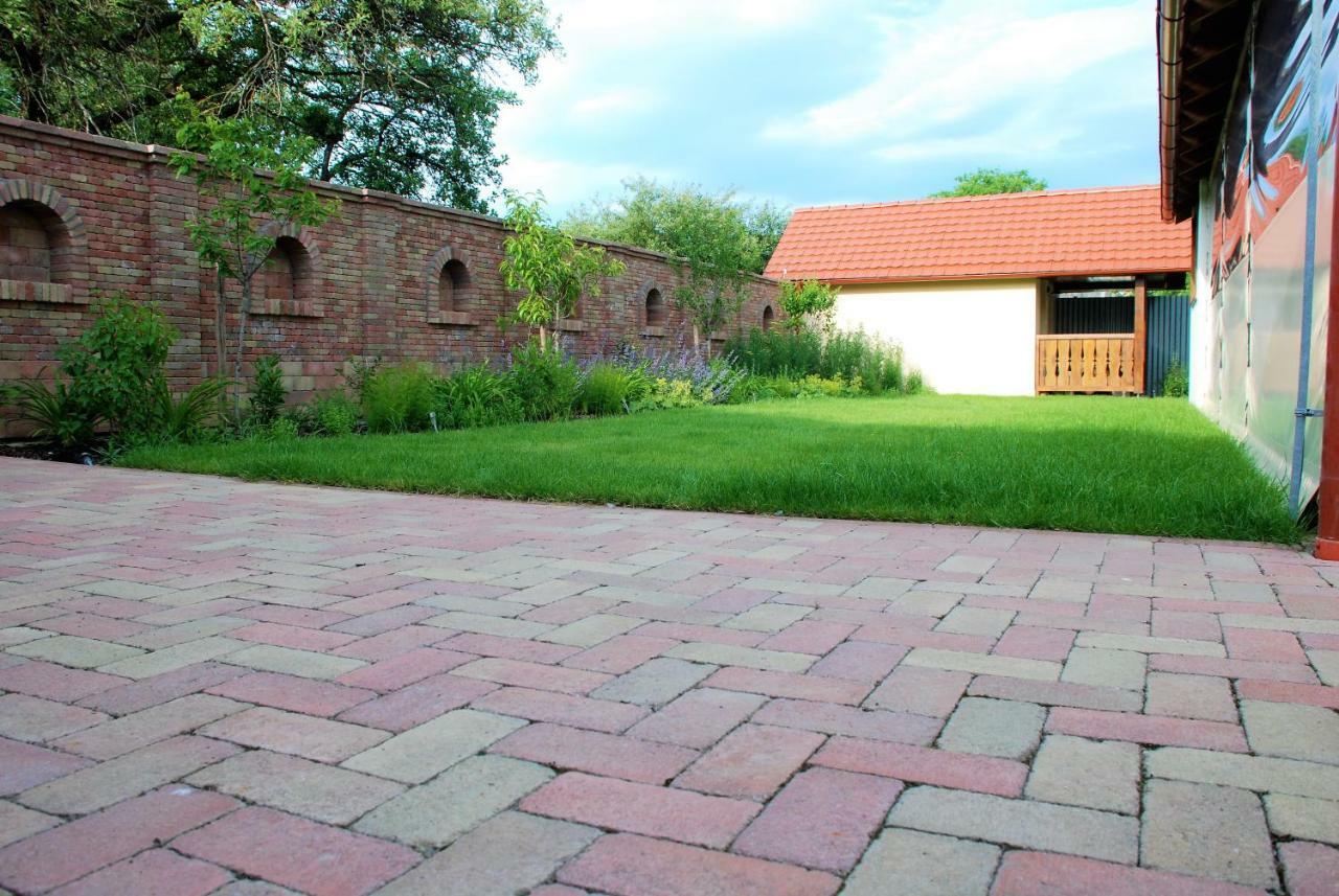 Ubytovanie Tri Ruze Krásnohorské Podhradie Extérieur photo