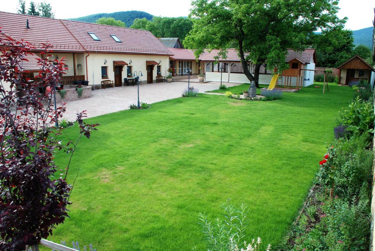 Ubytovanie Tri Ruze Krásnohorské Podhradie Extérieur photo
