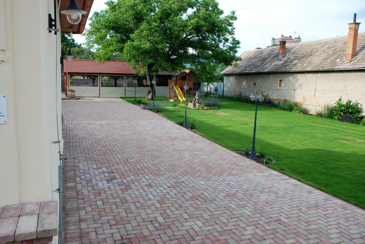 Ubytovanie Tri Ruze Krásnohorské Podhradie Extérieur photo