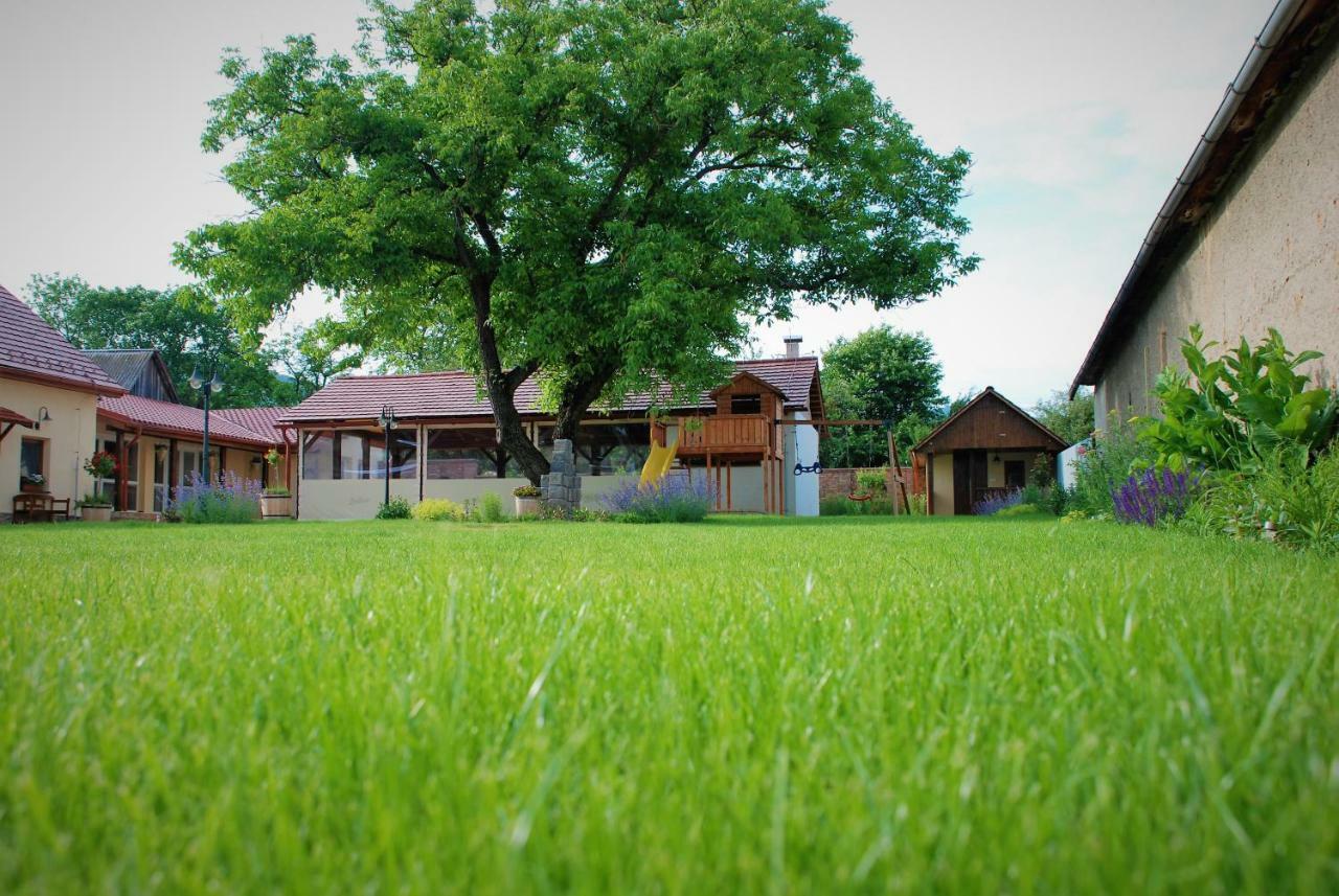 Ubytovanie Tri Ruze Krásnohorské Podhradie Extérieur photo