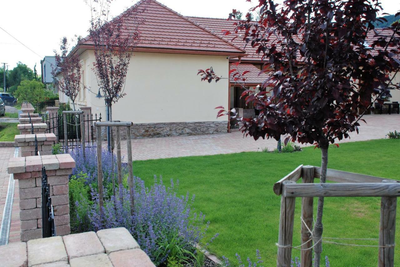 Ubytovanie Tri Ruze Krásnohorské Podhradie Extérieur photo